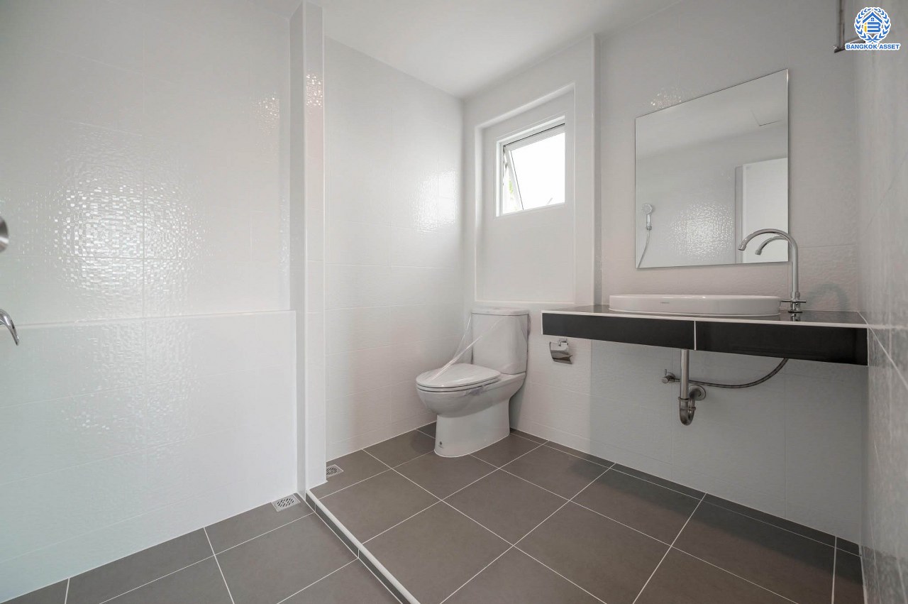 บ้านมือสองตกแต่งใหม่ โครงการ ชวนชื่นโมดัส ราชพฤกษ์-ท่าอิฐ เนื้อที่กว่า 57.8 ตร.ว. พร้อมฟังก์ชัน 3 ห้องนอน 2 ห้องน้ำ จอดรถได้ 2 คัน บนทำเลศักยภาพ เชื่อมต่อถนนรัตนาธิเบศร์ และถนนราชพฤกษ์ ทำเลใจกลาง 2 เซ็นทรัล ใกล้รถไฟฟ้า "สถานีบางรักน้อยท่าอิฐ"